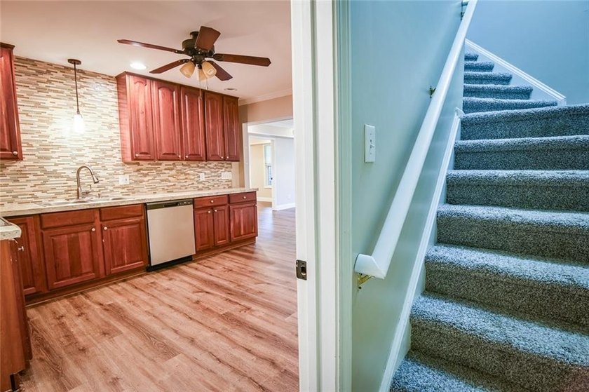 Wow, wow, wow! Experience this charming 6-bed and 3.5-bath - photo 32