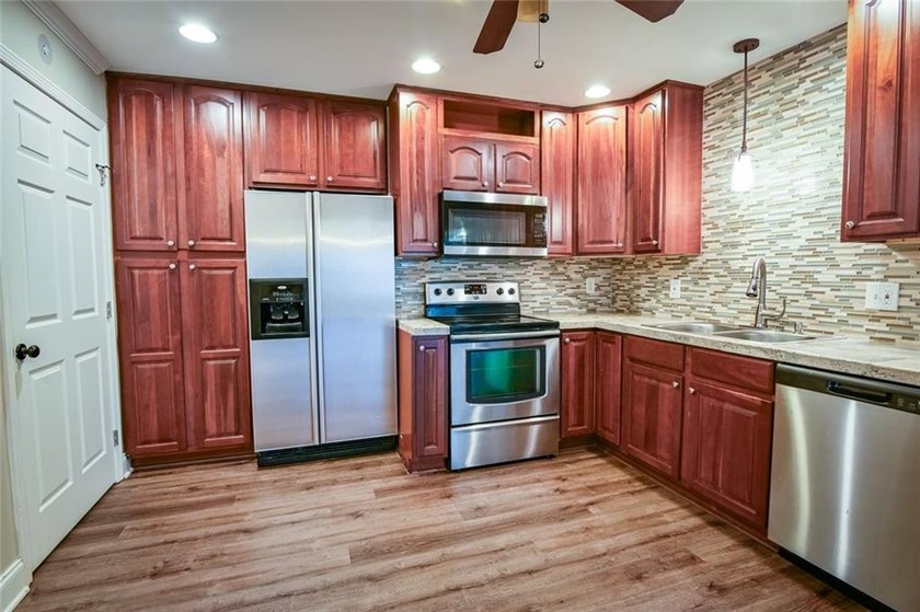 Wow, wow, wow! Experience this charming 6-bed and 3.5-bath - photo 33
