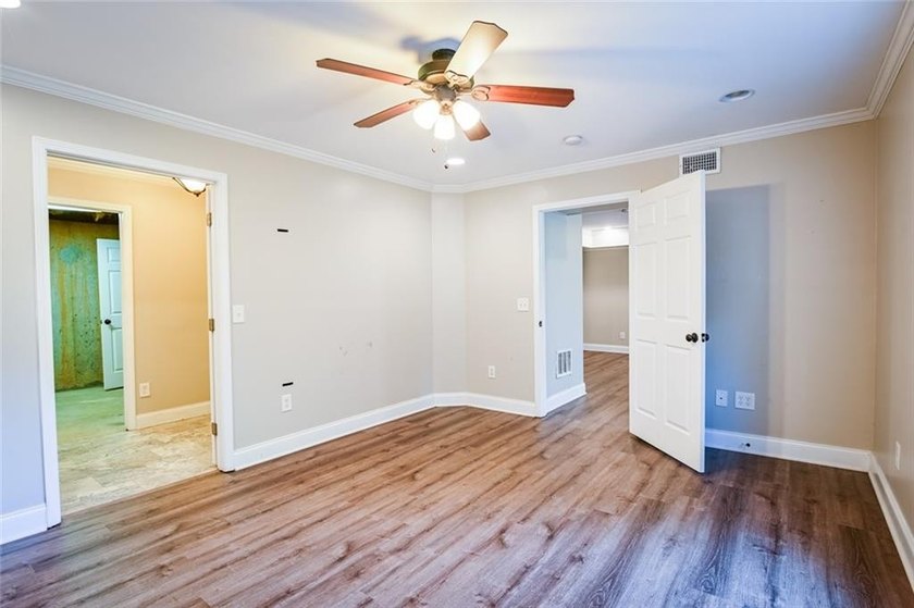 Wow, wow, wow! Experience this charming 6-bed and 3.5-bath - photo 37