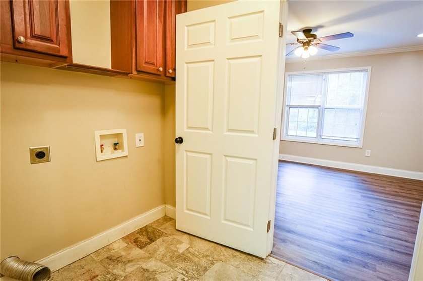 Wow, wow, wow! Experience this charming 6-bed and 3.5-bath - photo 38
