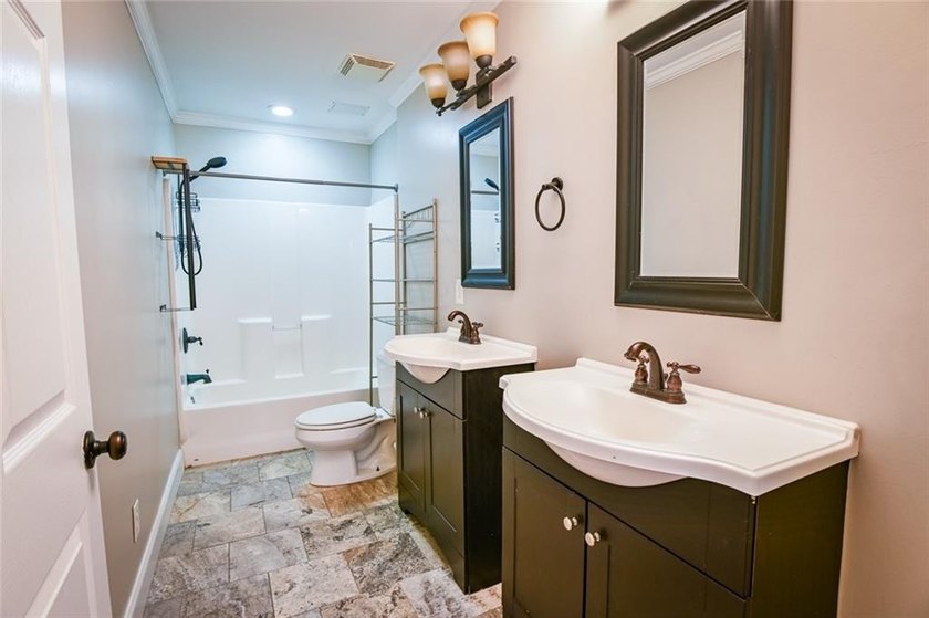 Wow, wow, wow! Experience this charming 6-bed and 3.5-bath - photo 39