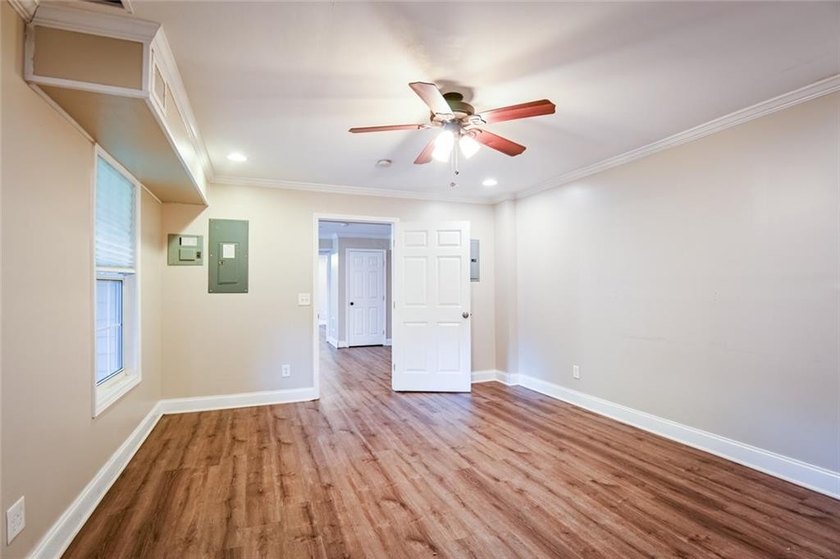 Wow, wow, wow! Experience this charming 6-bed and 3.5-bath - photo 40
