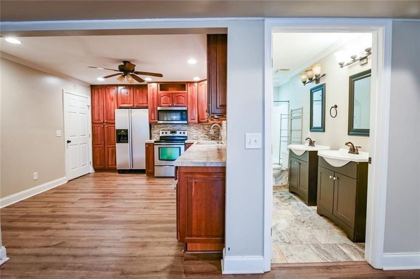 Wow, wow, wow! Experience this charming 6-bed and 3.5-bath - photo 41
