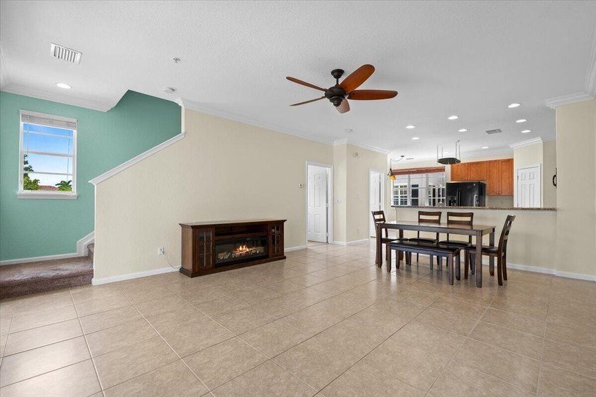 Welcome to 127 Greenwich Circle, a beautifully situated end-unit - photo 15