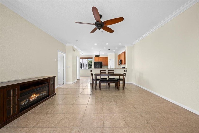 Welcome to 127 Greenwich Circle, a beautifully situated end-unit - photo 16