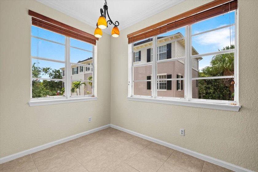 Welcome to 127 Greenwich Circle, a beautifully situated end-unit - photo 20