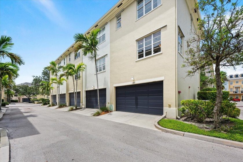 Welcome to 127 Greenwich Circle, a beautifully situated end-unit - photo 31