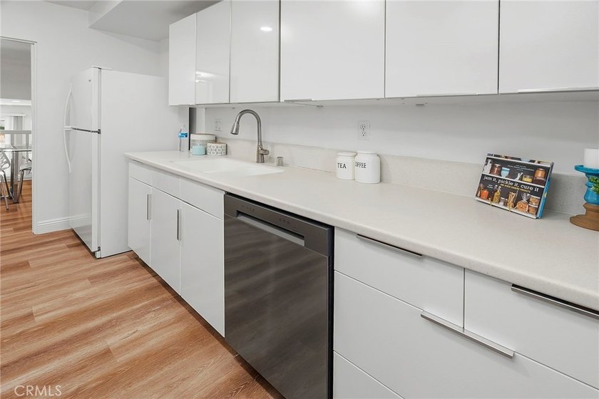 Beautiful Marina Del Rey townhome located in the highly - photo 11