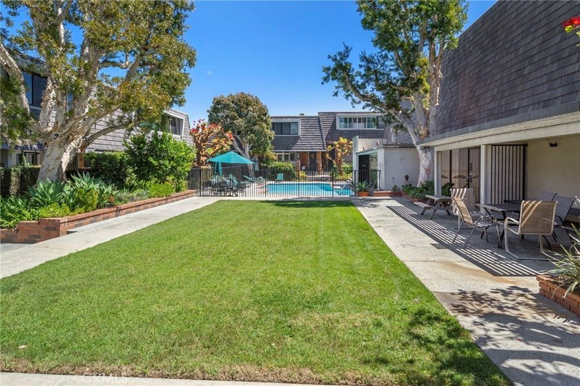 Beautiful Marina Del Rey townhome located in the highly - photo 29