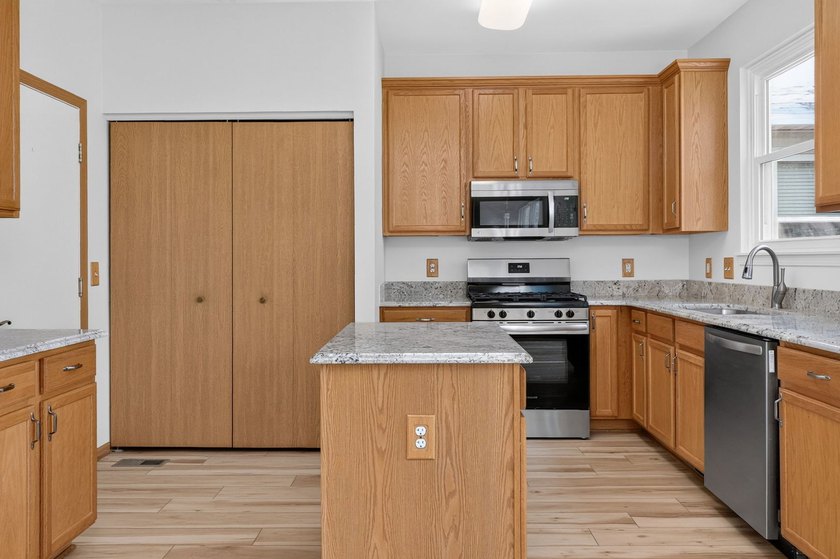 Welcome to effortless living in Grand Haven, one of Romeoville's - photo 8