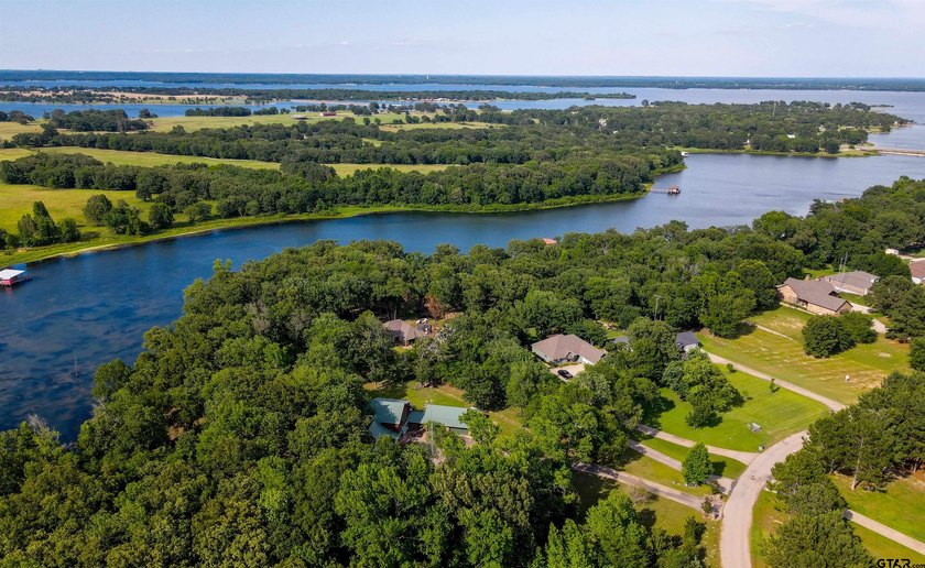 Experience the perfect blend of privacy, comfort, and East Texas - photo 2