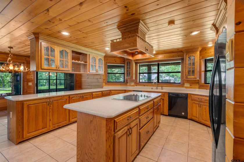 Experience the perfect blend of privacy, comfort, and East Texas - photo 8
