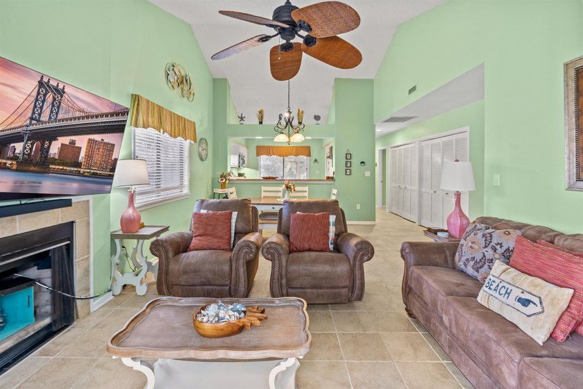 Welcome to Unit 14-E in Richmond Park at Kingston Plantation. A - photo 2
