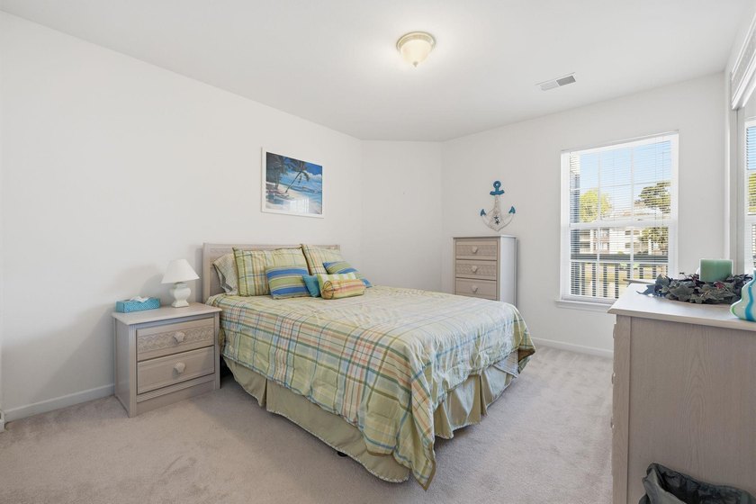 Welcome to this beautifully maintained 3 bedroom, 2 bathroom - photo 7