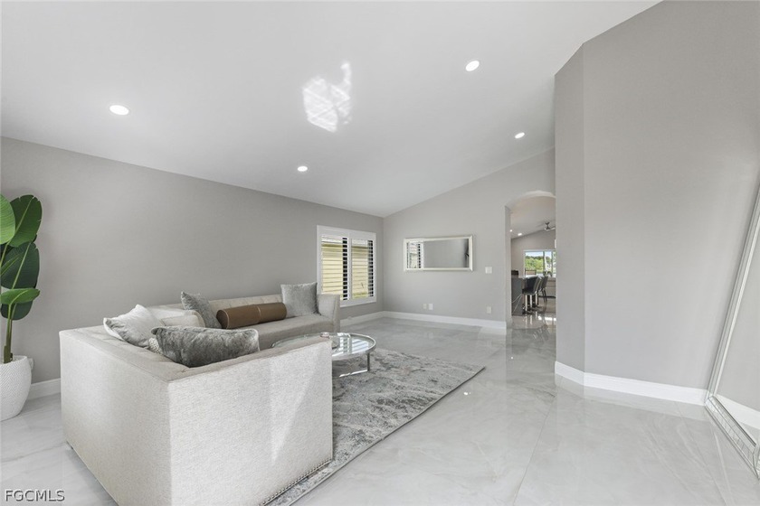 Elegantly remodeled with top-of-the-line materials. Lakeview - photo 8