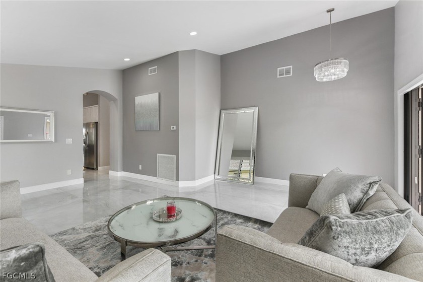 Elegantly remodeled with top-of-the-line materials. Lakeview - photo 9