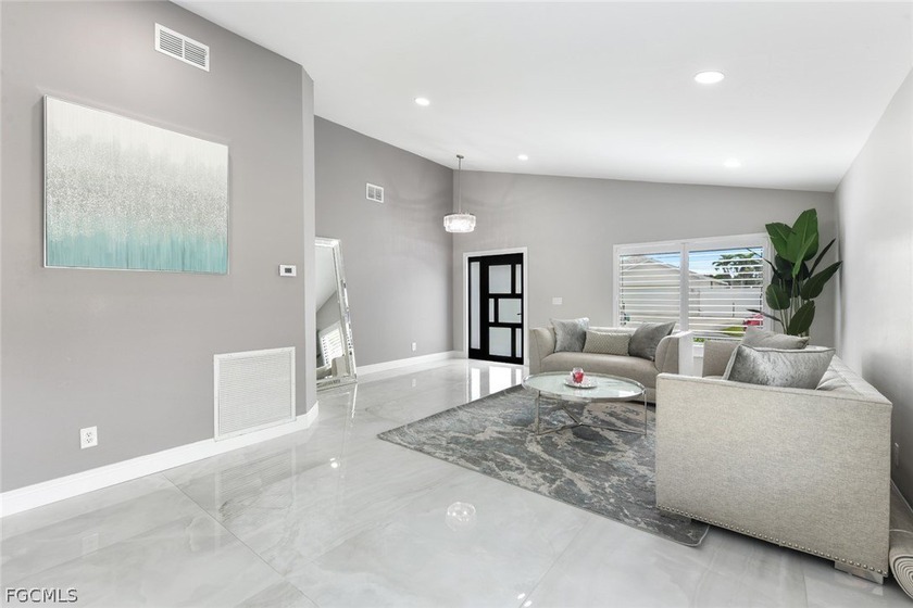 Elegantly remodeled with top-of-the-line materials. Lakeview - photo 10