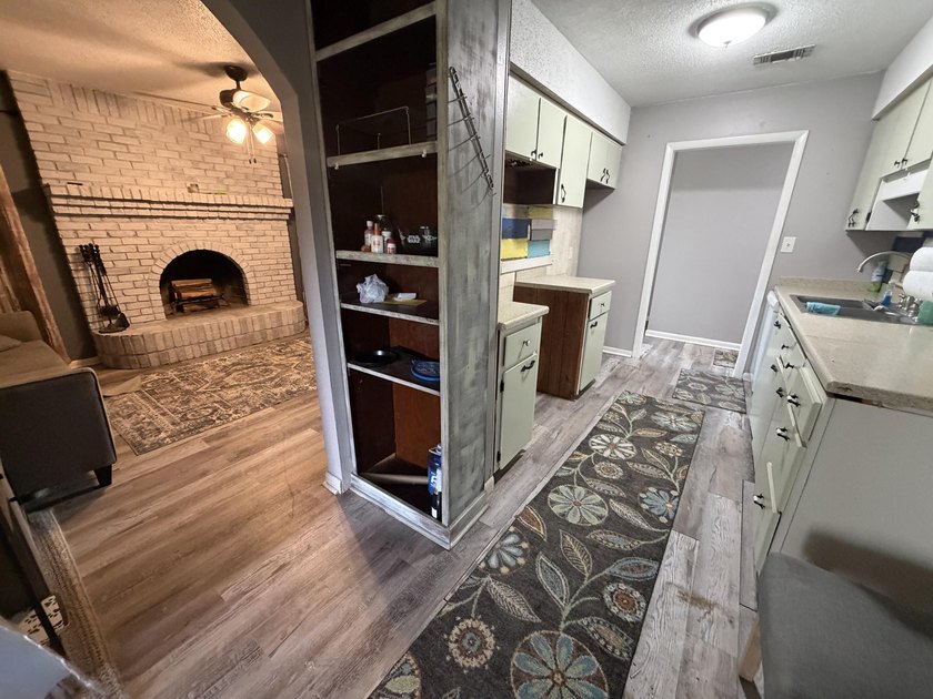 Investment opportunity! Strategically located minutes from - photo 4