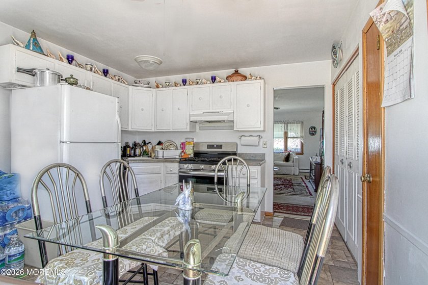 This fine house 2ith 2 bedrooms and full bath sits on a large - photo 2