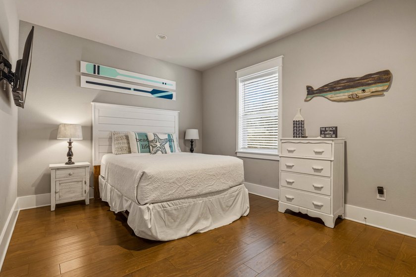 Perfectly positioned in the sought after Highland Parks - photo 10