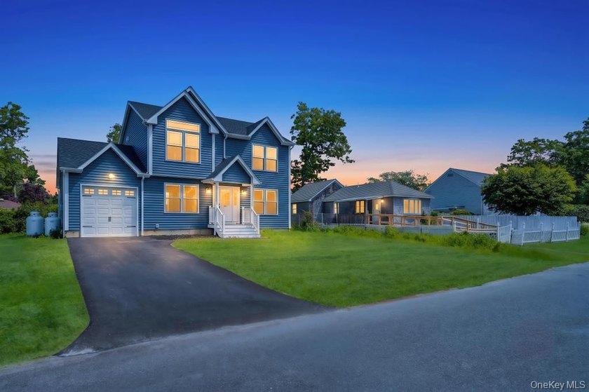 Welcome home in the heart of Mastic; a brand new construction - photo 3