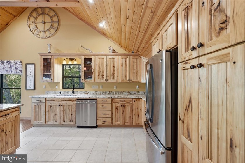 Rarely do you find a completely renovated mountain cabin with a - photo 9