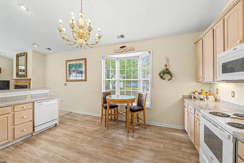 Devonshire Village beauty -- Beautiful 3 bedroom/2 bath sought - photo 3
