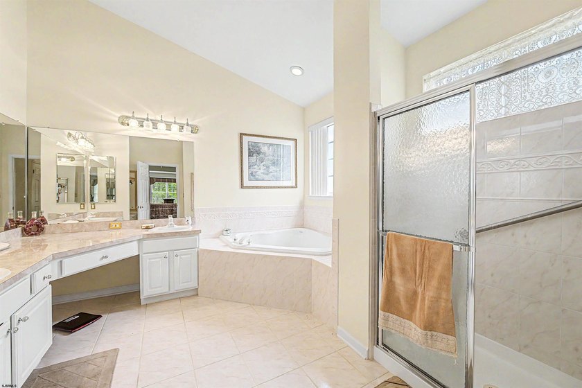 Devonshire Village beauty -- Beautiful 3 bedroom/2 bath sought - photo 8