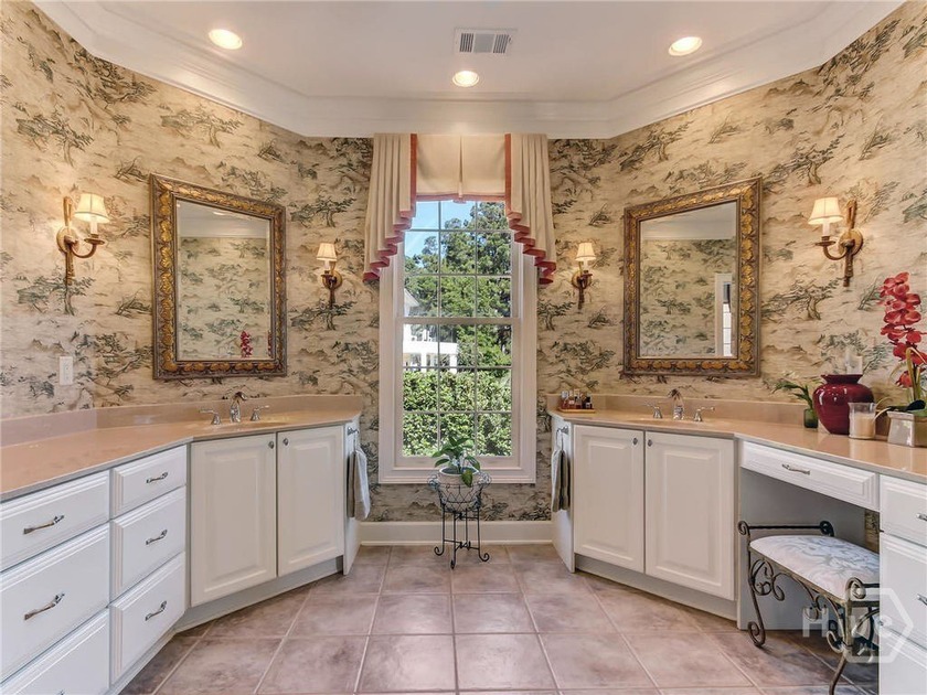 Elegant Lagoon-Front Home in Oakridge |4BR | 3.5BA | 4,722 Sq - photo 13