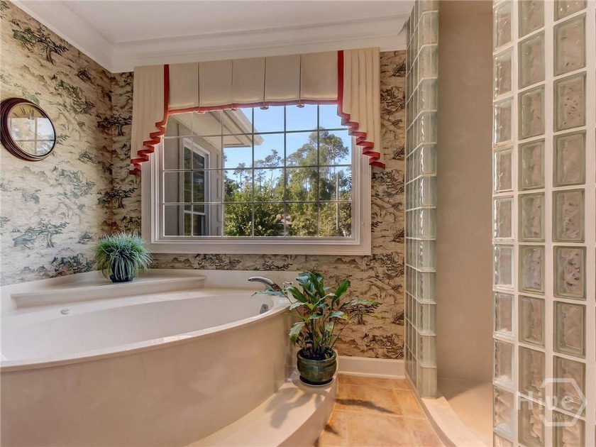 Elegant Lagoon-Front Home in Oakridge |4BR | 3.5BA | 4,722 Sq - photo 14