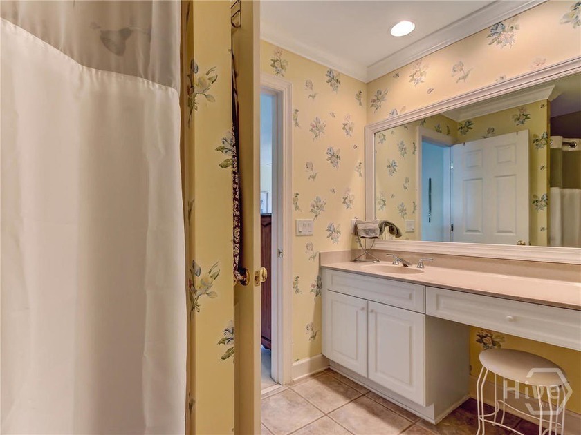 Elegant Lagoon-Front Home in Oakridge |4BR | 3.5BA | 4,722 Sq - photo 18