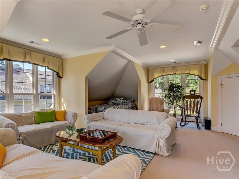 Elegant Lagoon-Front Home in Oakridge |4BR | 3.5BA | 4,722 Sq - photo 23