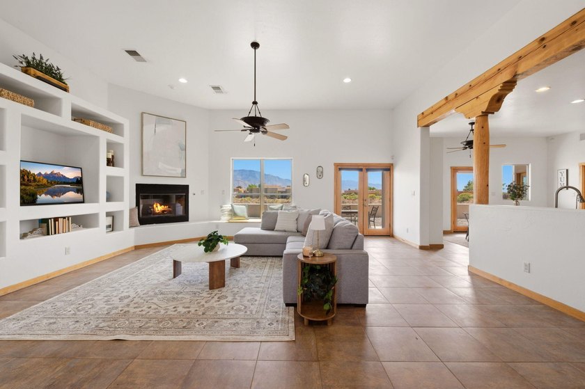 Sweeping epic Views! Bright, open-concept living defines this - photo 7