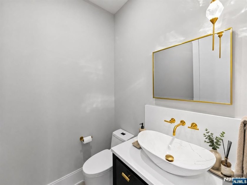 Welcome to 14 Allison Drive in Englewood Cliffs, a recently - photo 21