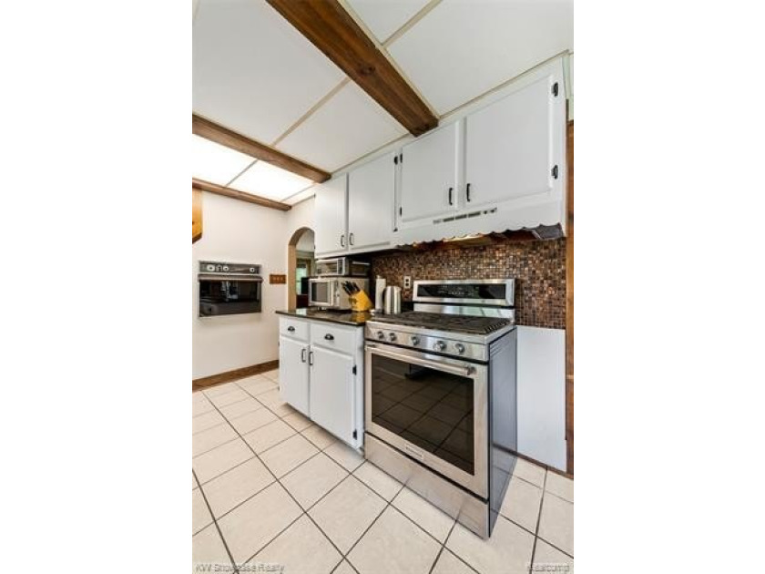 LOCATION, LOCATION, LOCATION, CLEAN UPDDATED 4 BDRM, 2 FULL BATH - photo 22