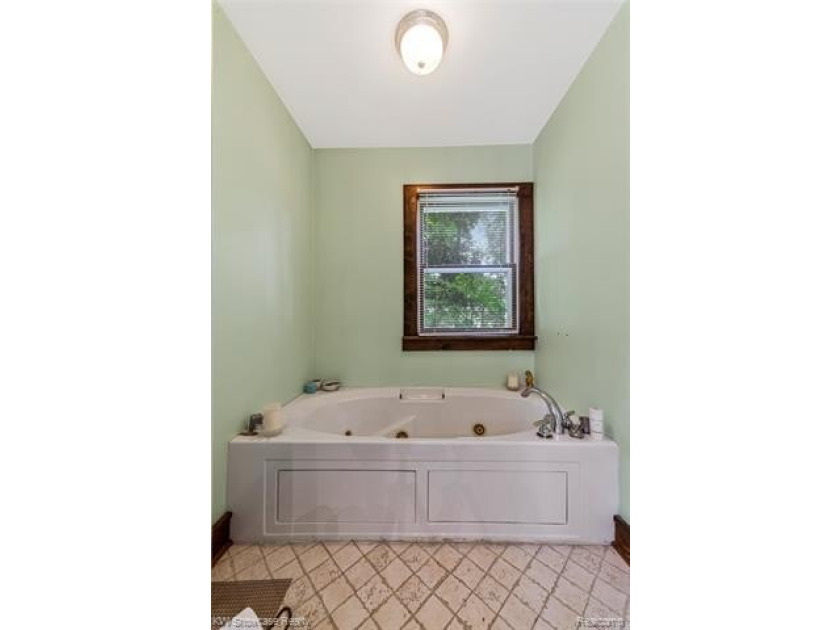 LOCATION, LOCATION, LOCATION, CLEAN UPDDATED 4 BDRM, 2 FULL BATH - photo 33