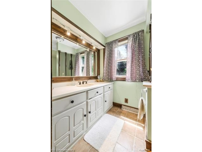 LOCATION, LOCATION, LOCATION, CLEAN UPDDATED 4 BDRM, 2 FULL BATH - photo 34