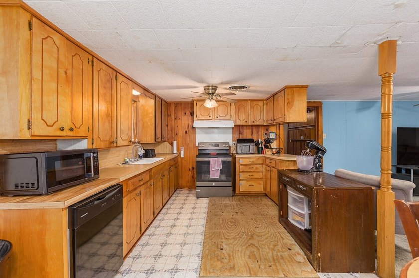 Come see this spacious home with Acreage Close to Town! Bonus! - photo 5