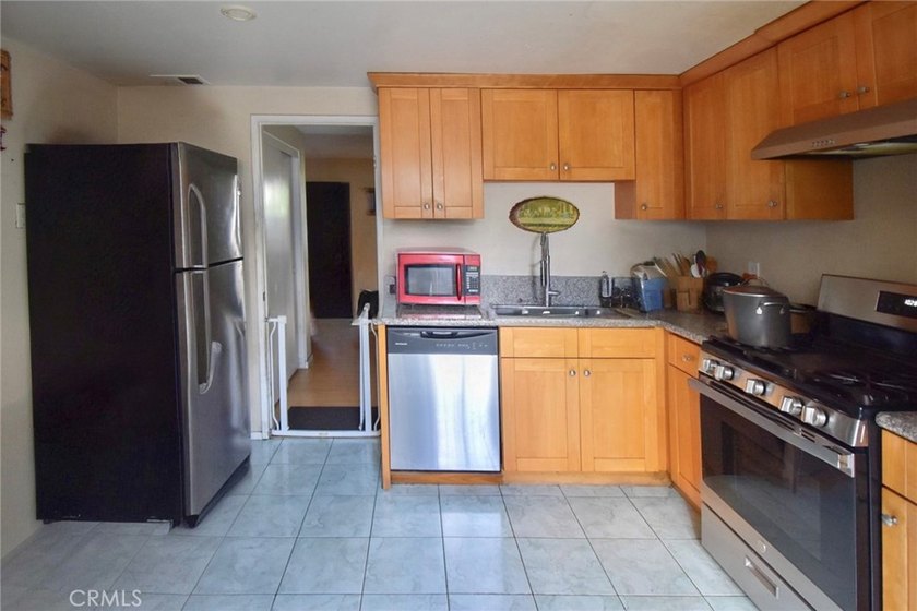 Welcome to this beautifully upgraded and exceptionally spacious - photo 13