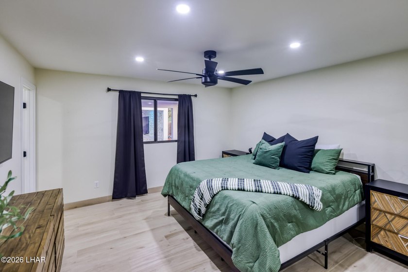 Completely remodeled and loaded with upgrades, this stunning 3 - photo 17