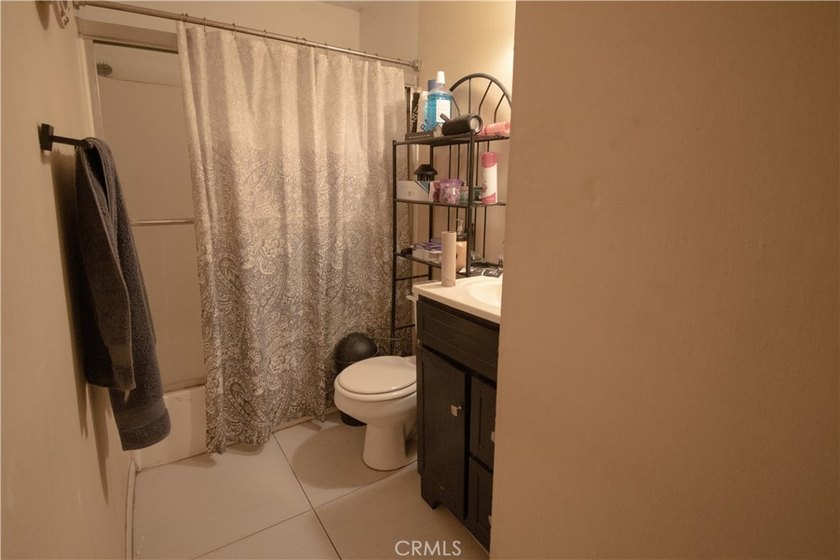 Welcome to this beautifully upgraded and exceptionally spacious - photo 17