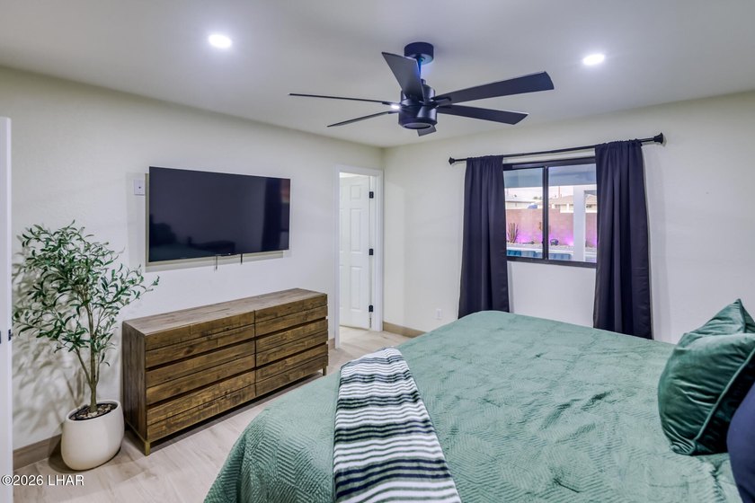 Completely remodeled and loaded with upgrades, this stunning 3 - photo 18