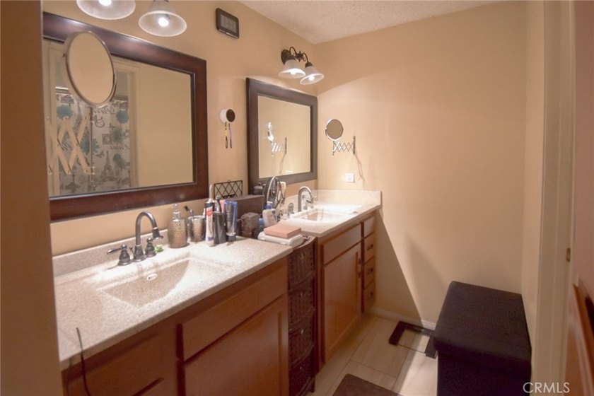 Welcome to this beautifully upgraded and exceptionally spacious - photo 21
