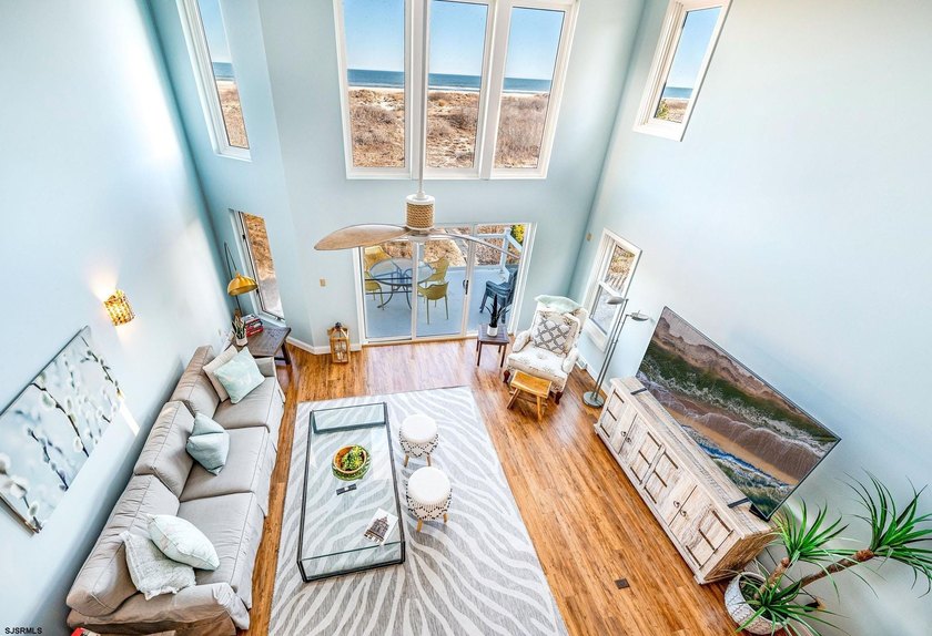 Beautifully updated 4-bedroom, 2.5-bath BEACHFRONT Townhouse - photo 2