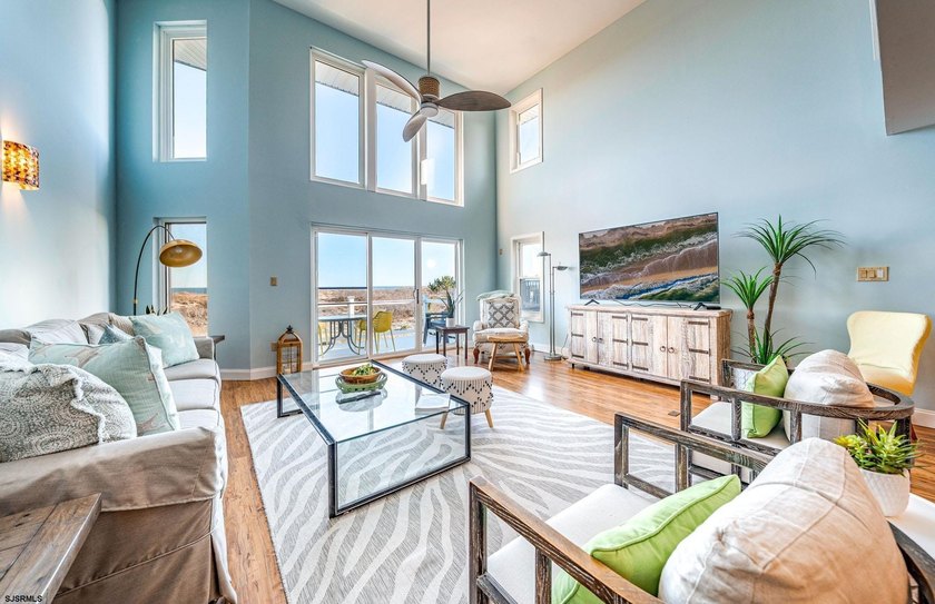 Beautifully updated 4-bedroom, 2.5-bath BEACHFRONT Townhouse - photo 3