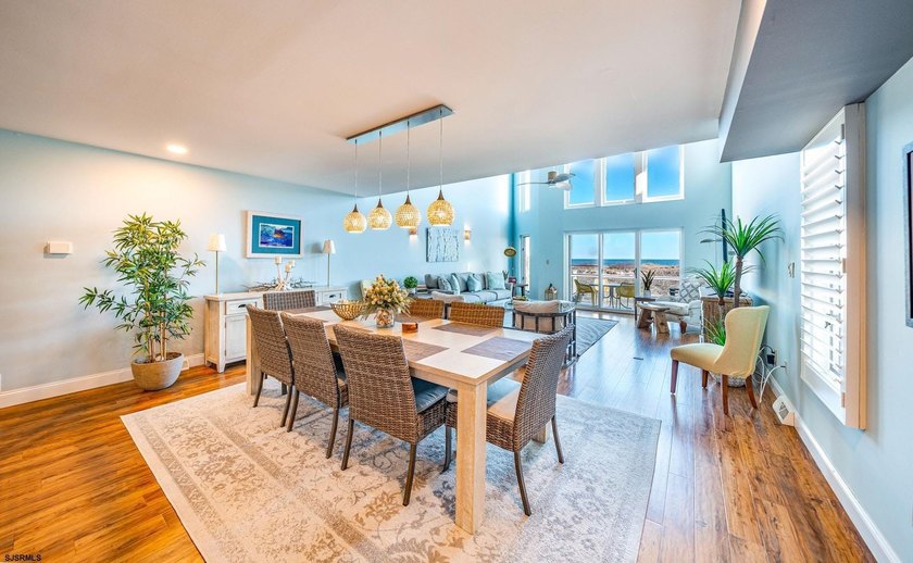 Beautifully updated 4-bedroom, 2.5-bath BEACHFRONT Townhouse - photo 5