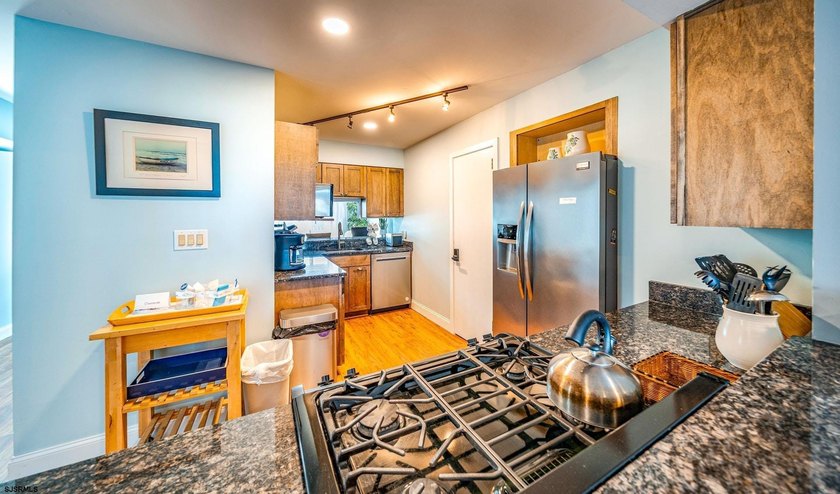 Beautifully updated 4-bedroom, 2.5-bath BEACHFRONT Townhouse - photo 8