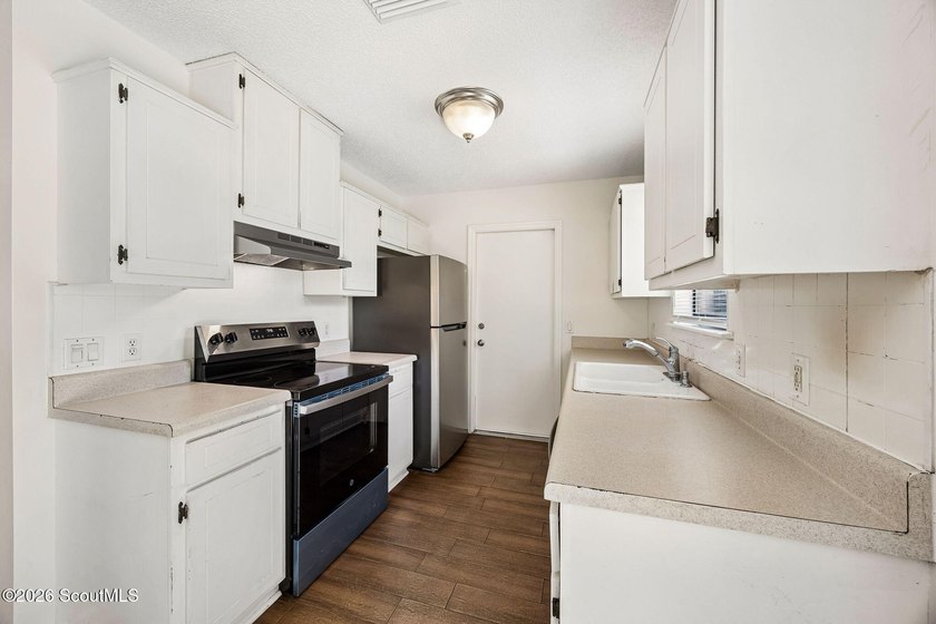 Ready for a quick move-in! This home offers tiled flooring - photo 16