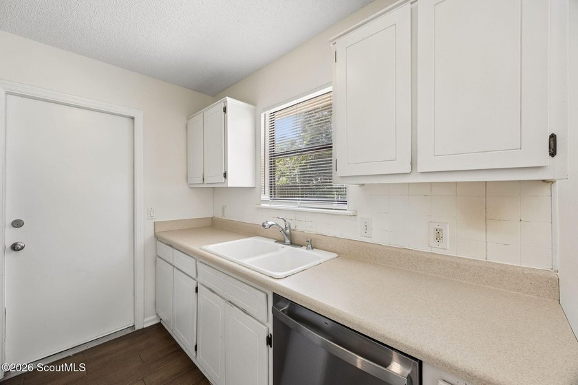 Ready for a quick move-in! This home offers tiled flooring - photo 18