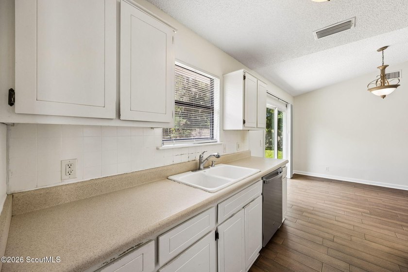 Ready for a quick move-in! This home offers tiled flooring - photo 20